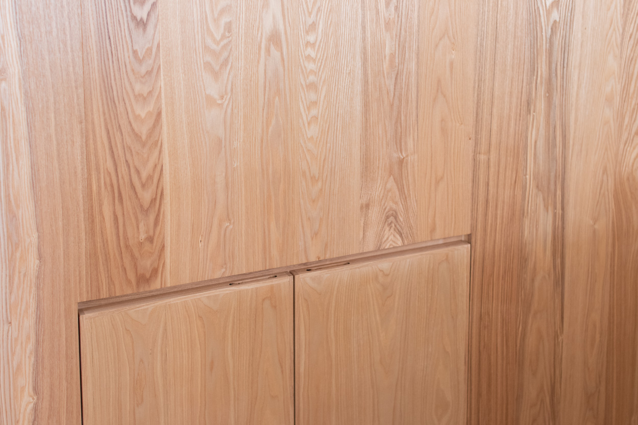 キッチンのタモ材：縦羽目板＆同じ材料に合わせた扉