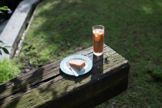 芝刈をしながら、カフェ・アマルフィのアイスコーヒー＆ケーキの画像