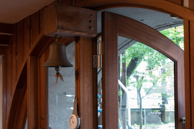【エントランス木製ドアの修理＆調整】設計事務所のアトリエ（入間市）の画像
