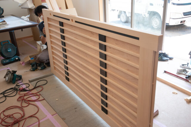 【入間市 新築木造住宅の現場】玄関ドア：木製建具の調整・取付の画像