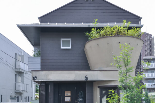 【グリーンポットのようなバルコニー】川越市の木造カフェ併用住宅（完成から10年経過）の画像