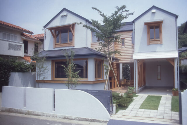 2つの棟に3つの外部空間を楽しむ家（神奈川県中郡の木造住宅）の画像