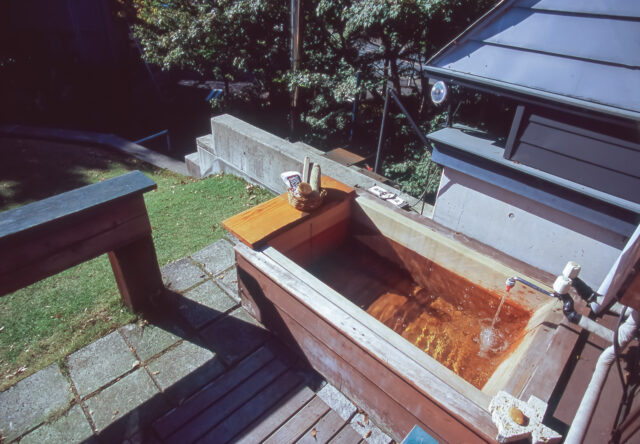 屋上（人工地盤）の芝庭にあるヒノキの露天風呂の画像