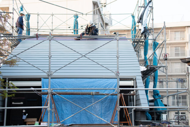 アトリエのカラー鉄板屋根をガルバニウム鋼板で張り替え（カバー工法）の画像