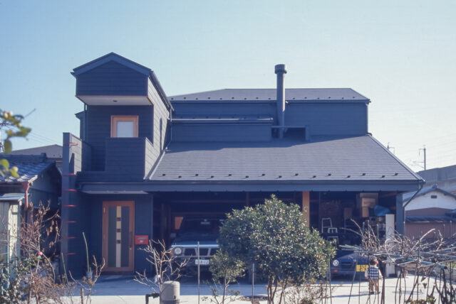 屋根付きのガレージのある新築木造住宅の画像