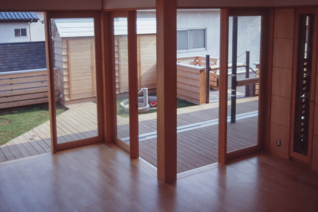 【人工地盤の屋上庭園と現代の軒下空間】2階リビングの暮らしの画像