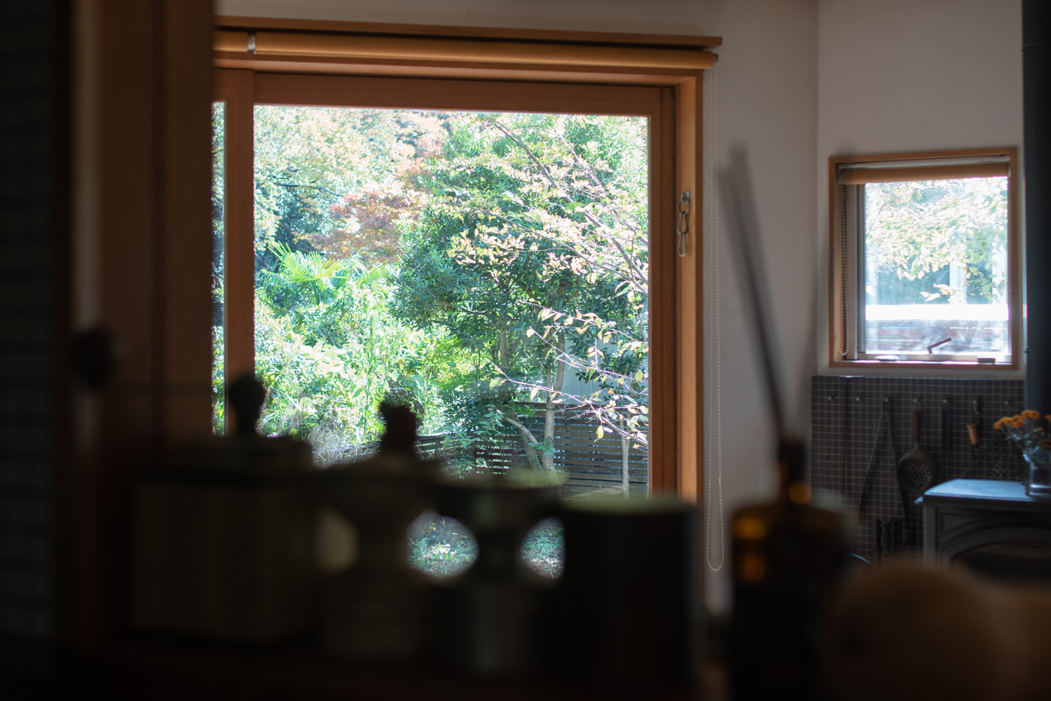 対面キッチンから見える窓の風景