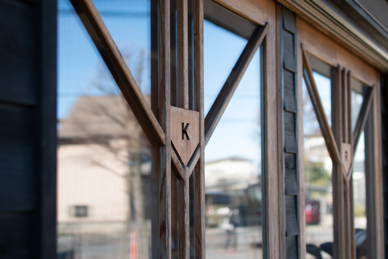 アルファベットのKをデザインした木製ガラス引き戸
