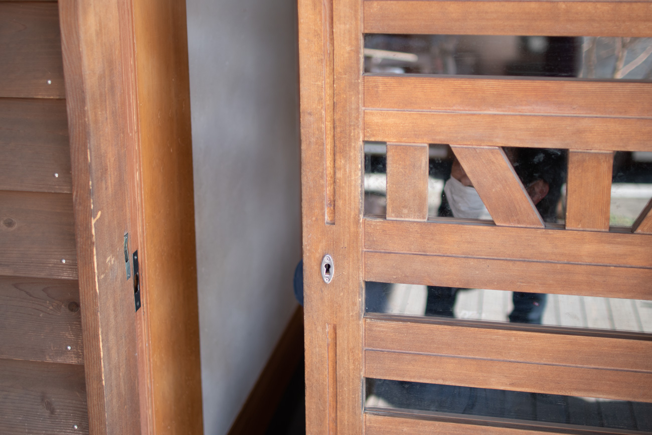 玄関のガラス引き戸は鍵の調整