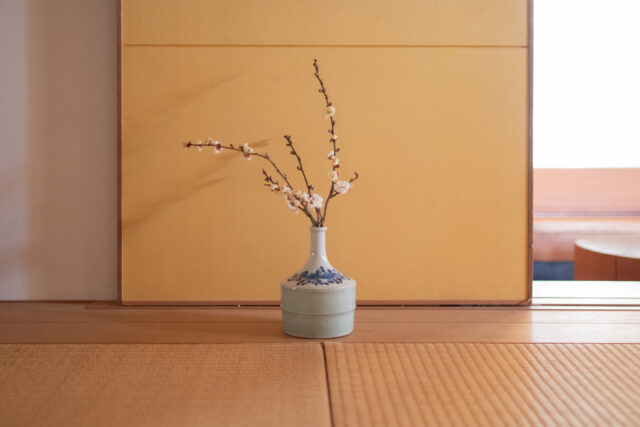 【設計事務所 独楽蔵の家に住むひとの日常】玄関を季節の花で彩るの画像