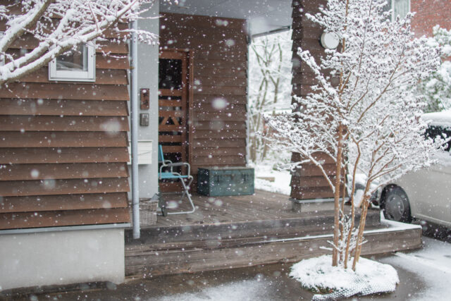 【雪景色の中、玄関ポーチの役割について考える】埼玉県の設計事務所の木造住宅デザインの画像