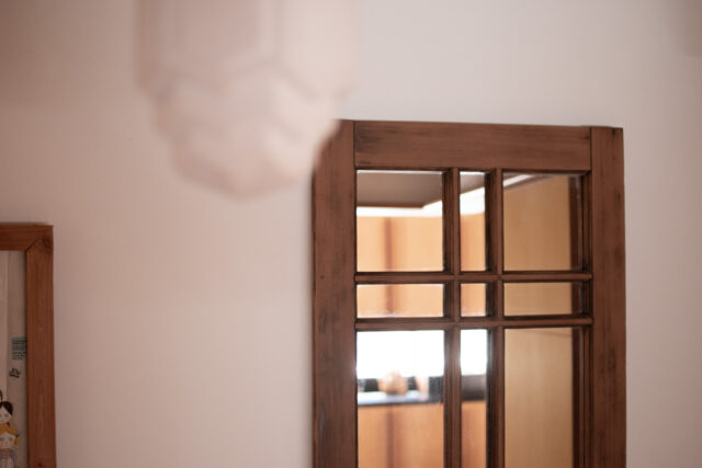 【設計事務所 独楽蔵の家に住むひとの日常】アンティークドアをリメイクした玄関の姿見の画像