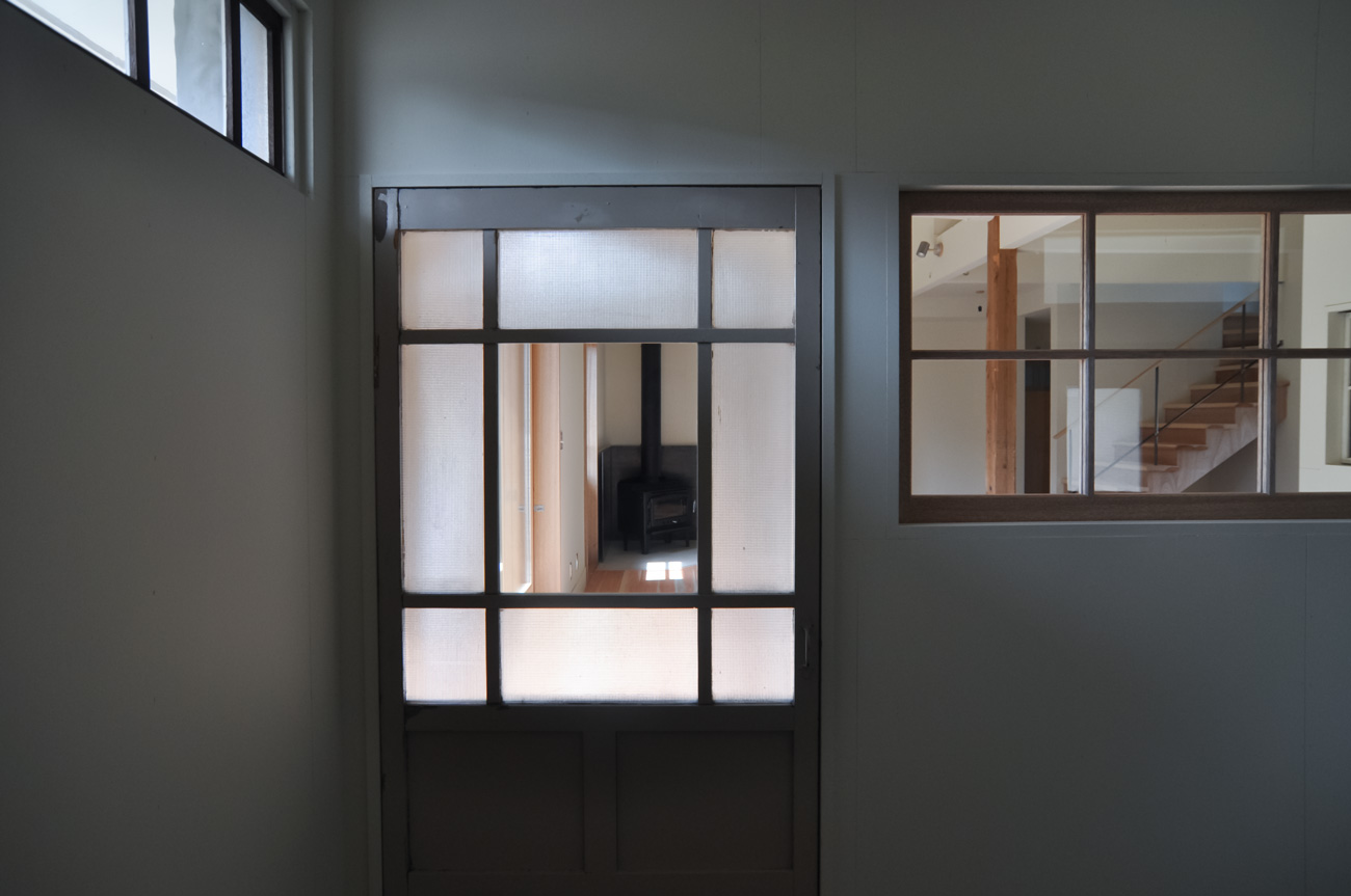 アンティークドアに合わせた新しい木製窓