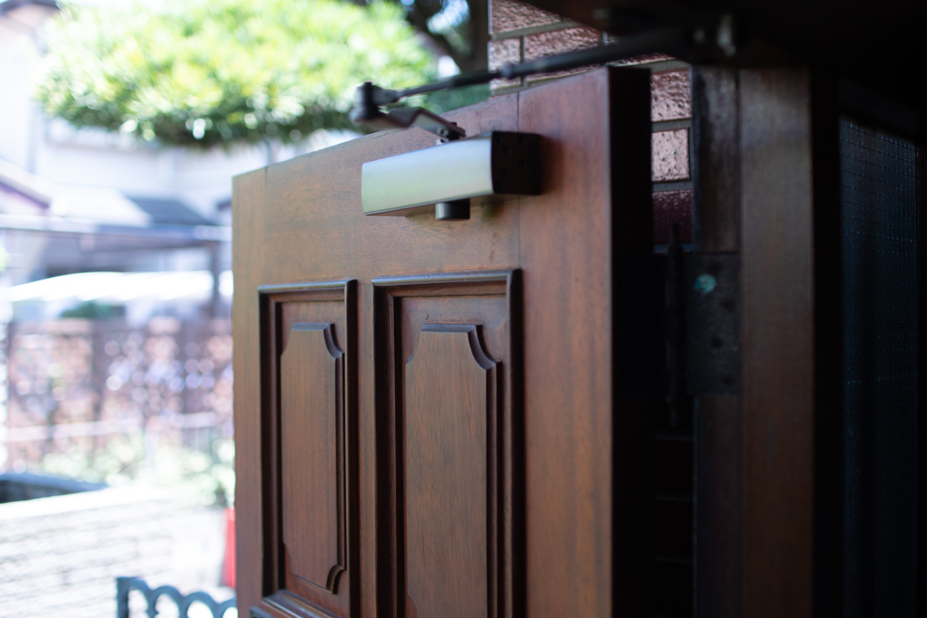 既存の木製玄関ドアは、再塗装して再利用