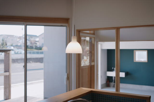 【ダイニングテーブルを照らすペンダントライト選び】設計事務所の家づくりの画像