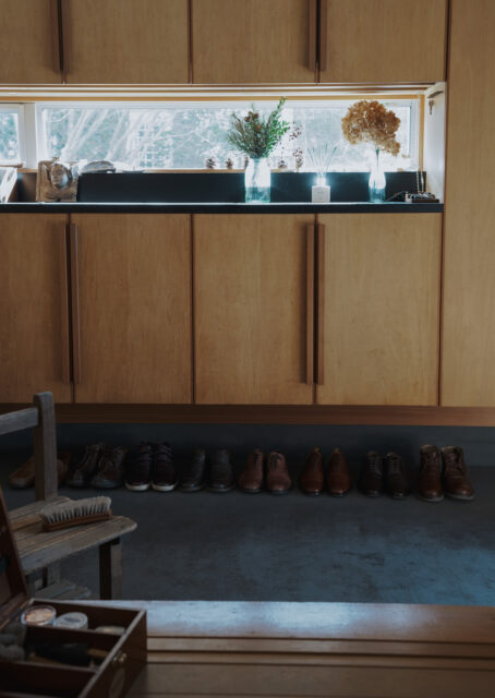【ワークスペースとして便利な土間空間】玄関土間で靴磨きの画像