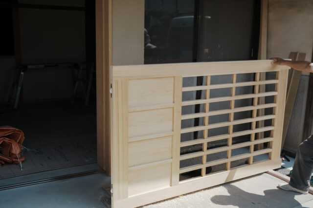 暮らしの気配が残る玄関の設計（古民家のリノベーション）の画像