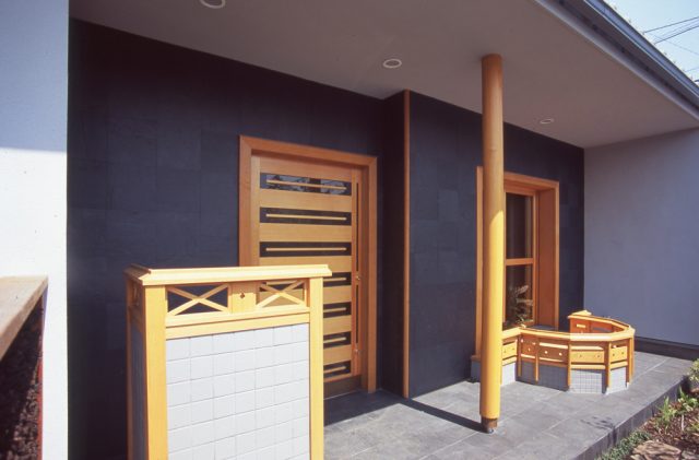茶道家のための和玄関の引き戸の画像