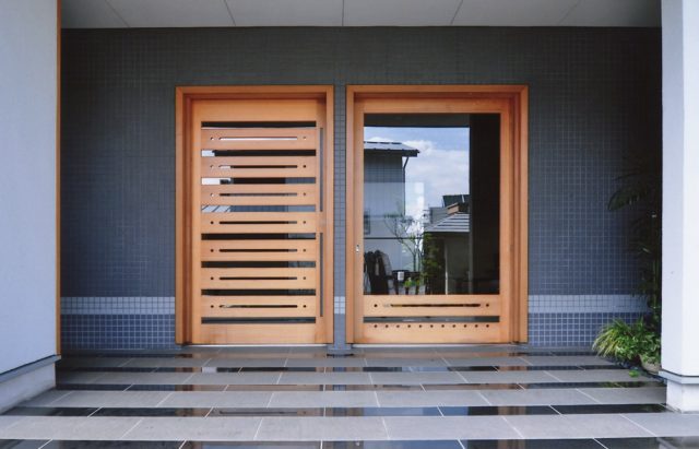 2つの入り口（玄関＆応接間のための開口部）来客の多い和風の新築木造住宅の画像